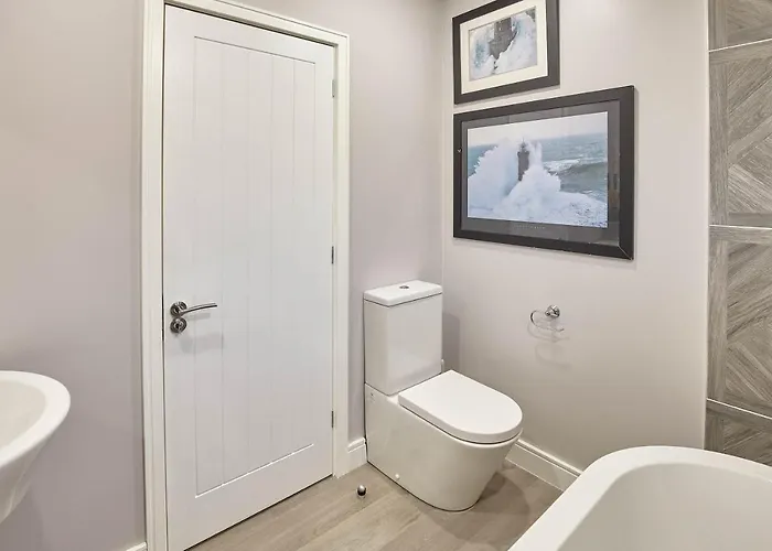 Host & - Puffins Rest * Runswick